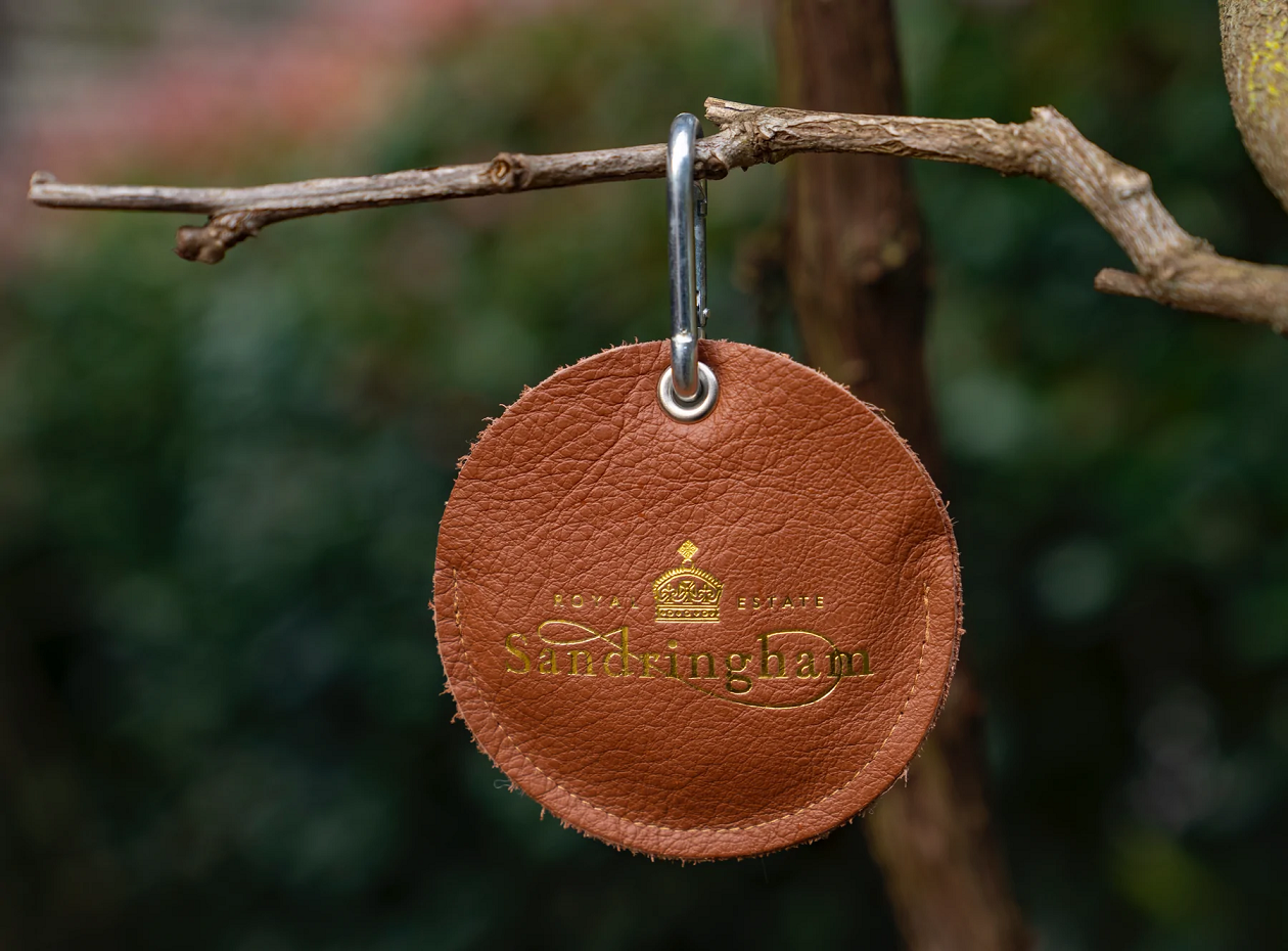 O porta sacos de cocô é feito em couro com o nome gravado em ouro. Foto: Divulgação