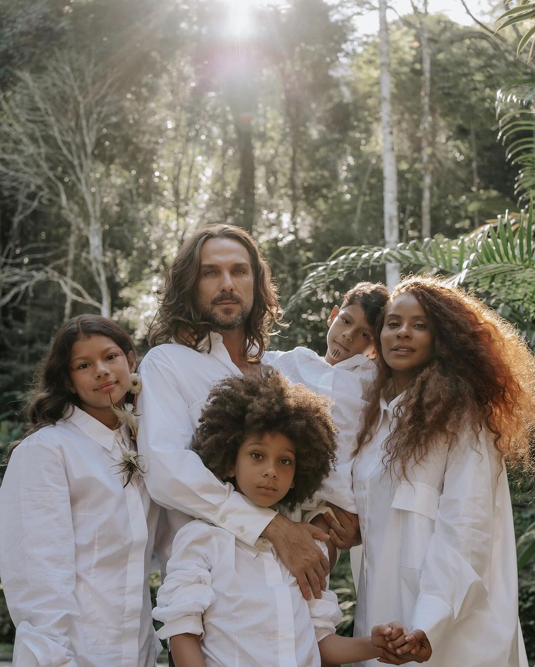 Igor Rickli e Aline Wirley posam com os filhos Reprodução/Instagram