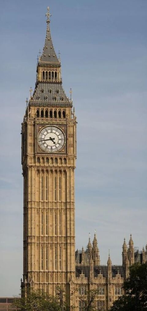 Big Ben não é o nome da torre que tornou-se um dos símbolos da Inglaterra. Mas, sim, do sino que fica em seu interior. O relógio é pontualíssmo e tem horologistas que fazem ajustes regularmente para que nunca esteja errado. Reprodução: Flipar