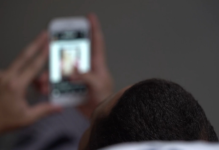 Em uma reportagem exibida em dezembro de 2023, o Fantástico mostrou que o uso da Inteligência Artificial também pode servir a criminosos. Imagens de personalidades famosas estavam sendo usadas em anúncios falsos criados com a tecnologia.  Reprodução: Flipar