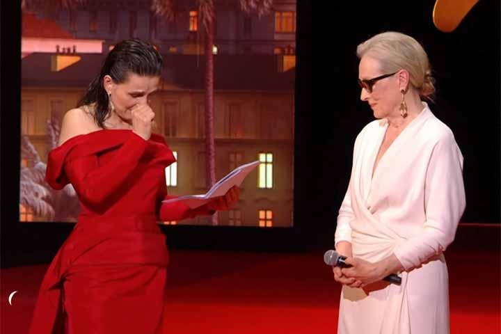 Meryl Streep recebeu a Palma de Ouro honorária das mãos de Camille Cottin, Juliette Binoche e Greta Gerwig, membros do júri desta 77ª edição do tradicional festival. Reprodução: Flipar