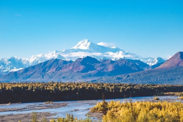 Fica no Alasca o ponto mais alto dos Estados Unidos, o Monte Denali (antes chamado Monte McKinley), com 6.190 metros de altura. O local é conhecido por ter algumas das escaladas mais desafiadoras do mundo. Reprodução: Flipar