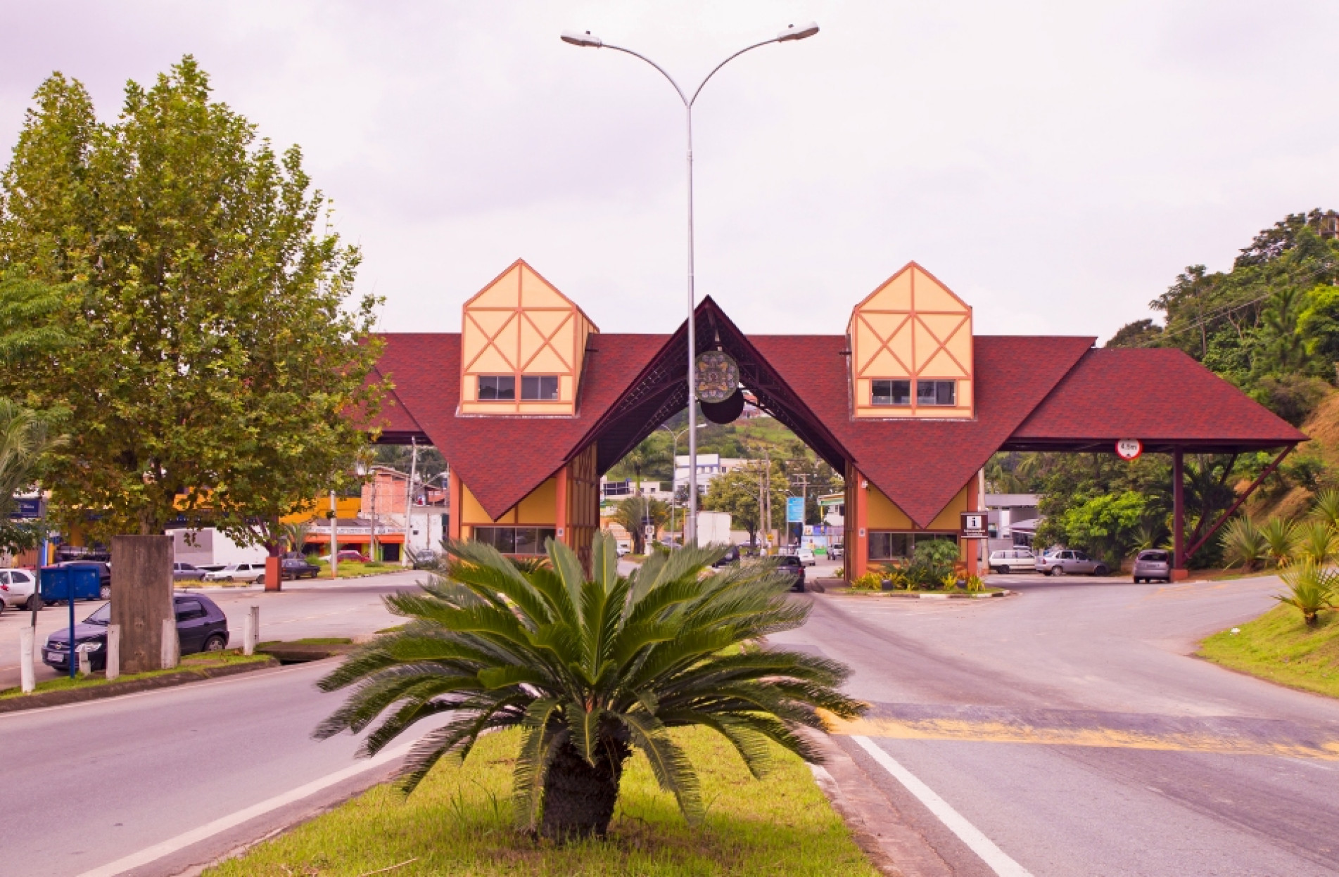 São Roque: Cerca de 65 km de São Paulo, é um destino bastante popular entre casais e entusiastas de vinho. O grande destaque da região é a famosa Estrada do Vinho, que não só oferece restaurantes e passeios por vinícolas e adegas em ambientes descontraídos, mas também apresenta eventos especiais, como o "Inverno Encantado" na Vila Don Patto, com programação até 11 de agosto. Reprodução