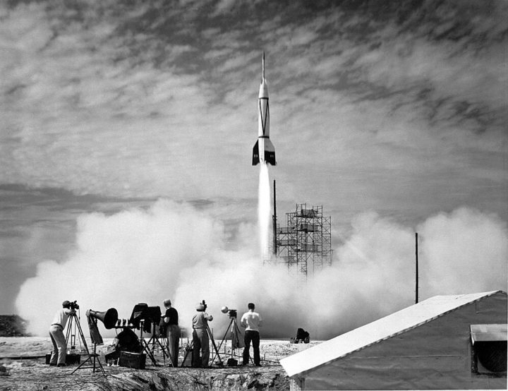 O primeiro lançamento a partir do Cabo Canaveral ocorreu em 24 de julho de 1950, com o foguete Bumper 8, um modelo V-2 modificado.  Reprodução: Flipar