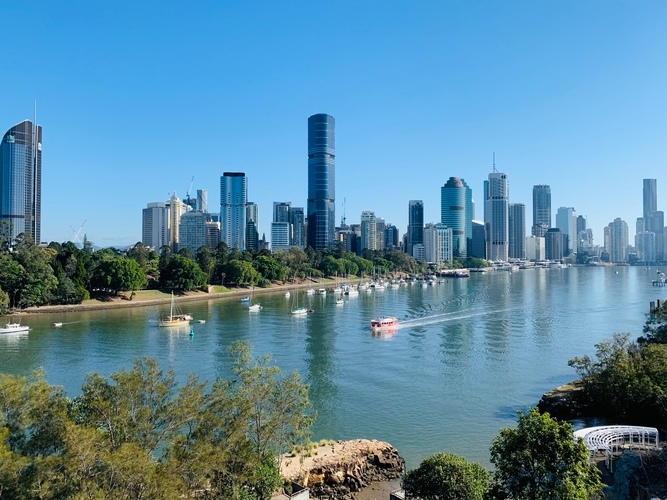 Terceira maior cidade da Austrália, conhecida por seu clima subtropical, o Rio Brisbane e atrações como a South Bank Parklands e o Lone Pine Koala Sanctuary.

 Reprodução: Flipar