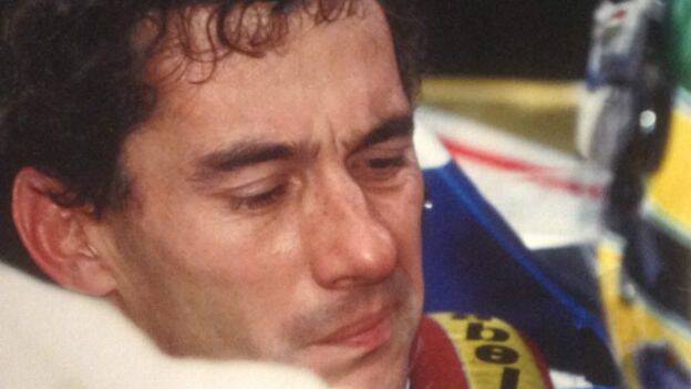 Senna raramente estava sem o capacete no grid de largada. Ercole Colombo fotografou o piloto poucos momentos antes da partida de seu último grande prêmio. Normalmente concentrado, Senna aparece inquieto. Foto: Divulgação