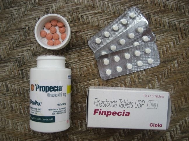 É importante frisar que tanto a finasterida quanto o minoxidil são os tratamentos mais comuns para calvície masculina. Reprodução: Flipar