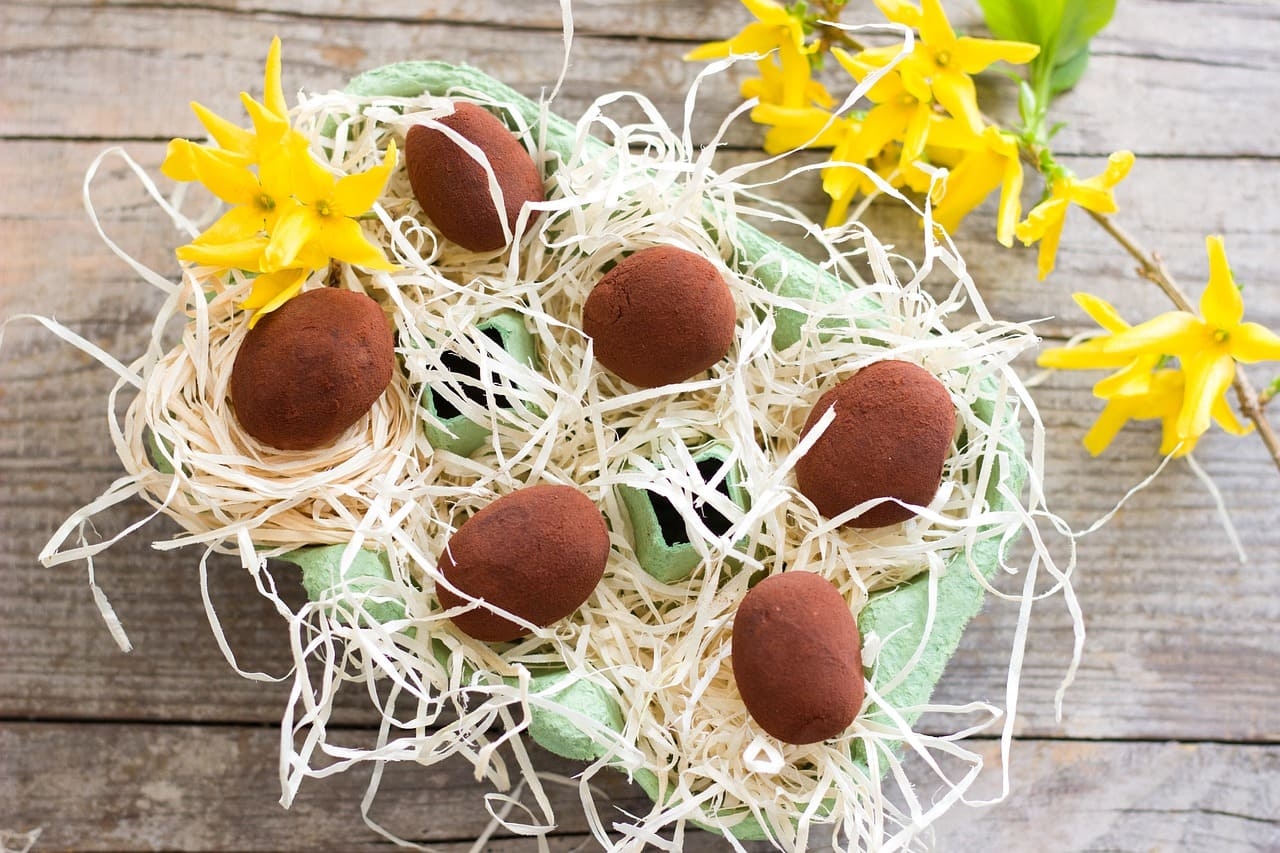 No século 13, confeiteiros franceses fizeram ovos de chocolate, recheados com bombons, e esse costume se consolidou na Páscoa. E foi se modernizando com o passar do tempo, com chocolates cada vez mais sofisticados.  Reprodução: Flipar