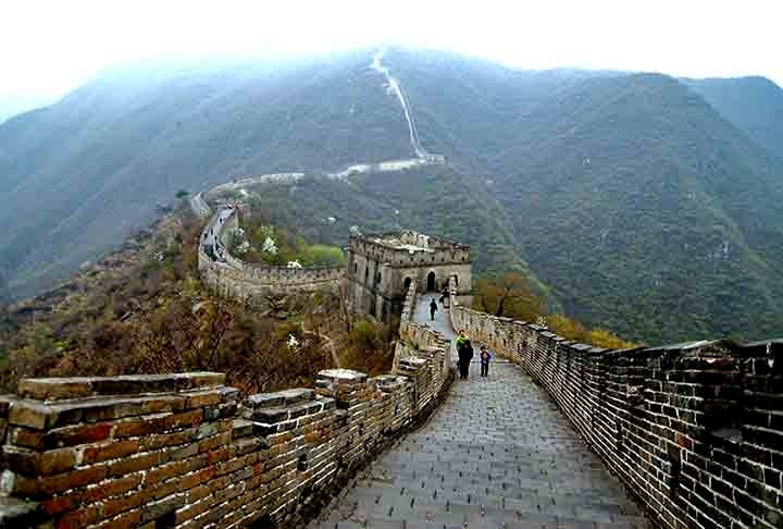 Great Wall Steps, Mutianyu, China: Parte da Grande Muralha possui seções com até 4.000 degraus. Criada no século VII a.C., é acessada por teleférico e trilhas, marcando um legado da história chinesa.
 Reprodução: Flipar