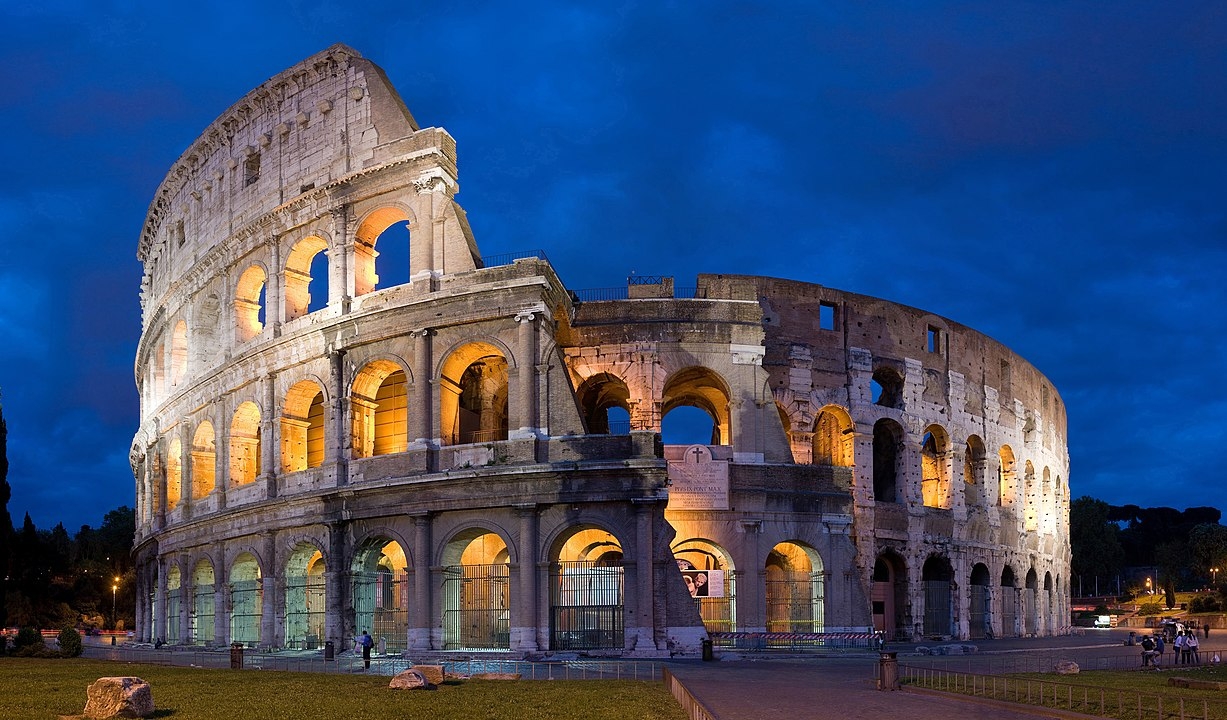 Coliseu - Roma - Itália. Finalizado em 80 d.C., o Coliseu tornou-se o maior anfiteatro da Roma antiga, acomodando entre 50.000 e 80.000 espectadores. Sua construção, em formato oval, foi projetada para eventos públicos, como combates de gladiadores. Reconhecido como Patrimônio Mundial da UNESCO, o Coliseu continua a ser um ícone significativo da Roma antiga. Reprodução: Flipar