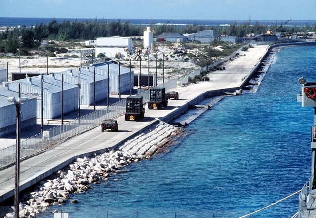 Atol Johnston – Com 2,8 km² no Pacífico central, foi usado para testes nucleares durante a Guerra Fria. Não tem população civil e está sob administração federal. Hoje, é uma área protegida, mas ainda sofre com a contaminação de seus antigos usos militares.
 Reprodução: Flipar