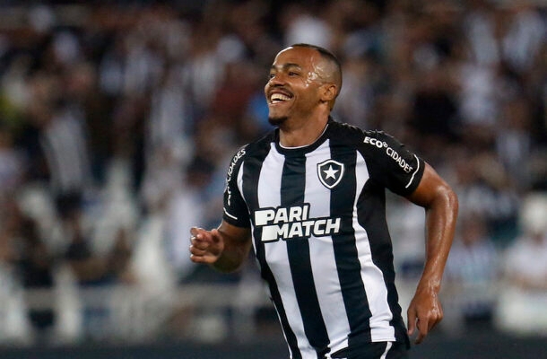 MARLON FREITAS -  A bola queimou nos seus pés. Assim, comprometeu a dinâmica da equipe. Acompanhou o crescimento do time no segundo tempo, com mais capricho nos passes. NOTA 6,0 - FOTO: Vítor Silva/Botafogo