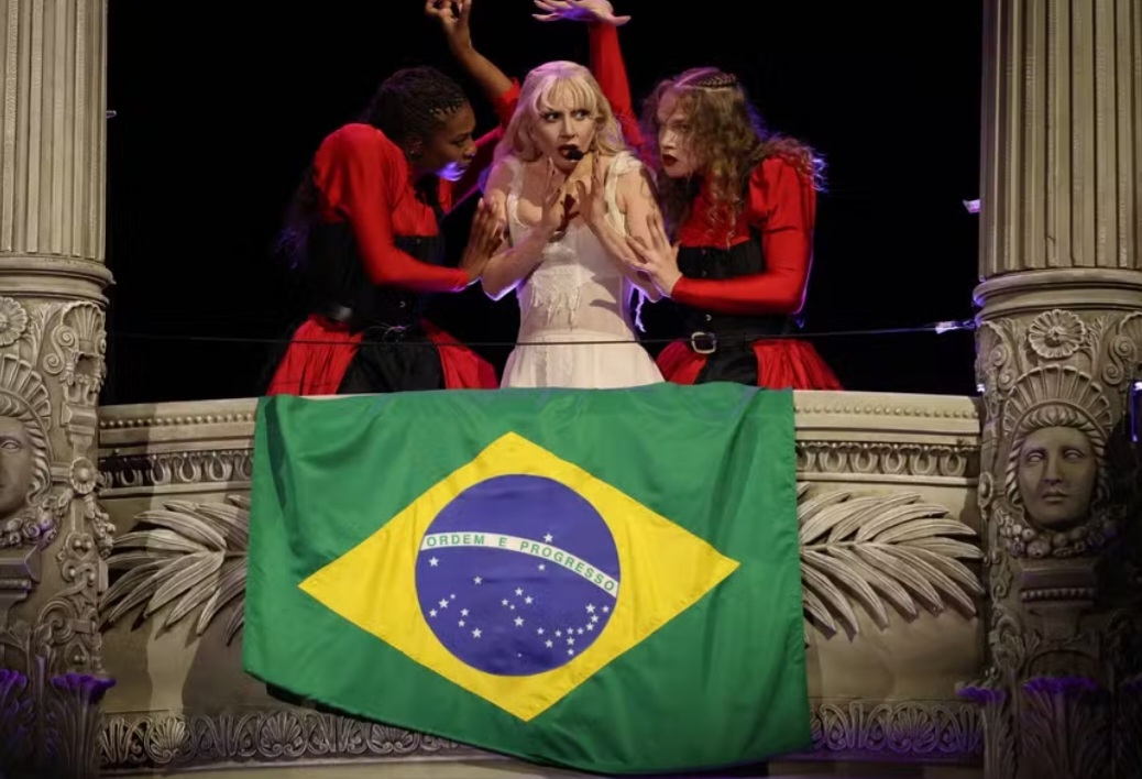 O show de Lady Gaga na praia de Copacabana, no dia 03/05, foi registrado oficialmente no Livros dos Recordes, o Guinness Book. 
 Reprodução: Flipar