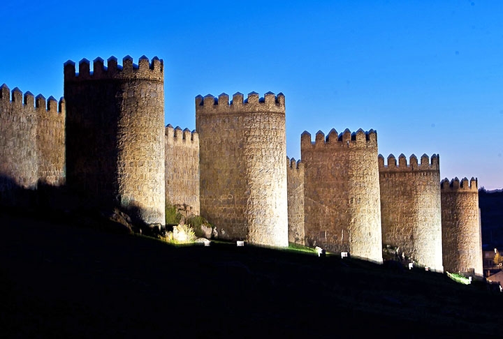 MURALHA DE ÁVILA - É constituída por nove portões e 87 torres largas, que cercam essa cidade histórica na Espanha. Inclusive, está aberta a visitação em um trecho de três quilômetros. A construção passou por diversas restaurações, ampliações e reconstruções.  Reprodução: Flipar