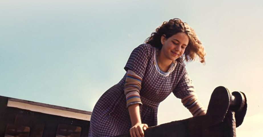 No cinema, ela também tem uma trajetória sólida. Com apenas 13 anos, a atriz despontou em “A Ostra e o Vento”, de Walter Lima Jr.. No longa, ela atuou ao lado de dois nomes consagrados, Lima Duarte e Fernando Torres, e conquistou importantes prêmios como atriz relevação.

 Reprodução: Flipar