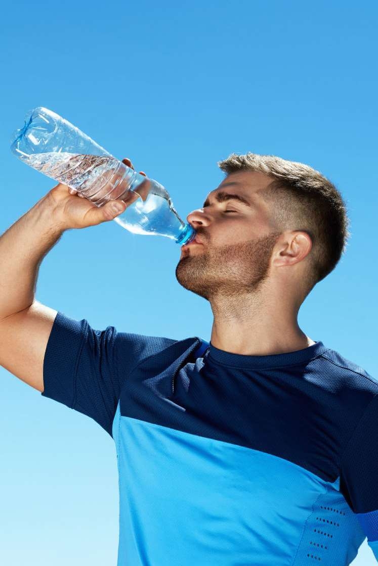 2. Mantenha-se hidratado A água é fundamental para a saúde e ajuda na perda de peso de várias maneiras, além de favorecer a digestão e a função muscular. Ela faz sentir menos fome, acelera a queima de calorias e ajuda a limpar o corpo de resíduos. Reprodução: EdiCase