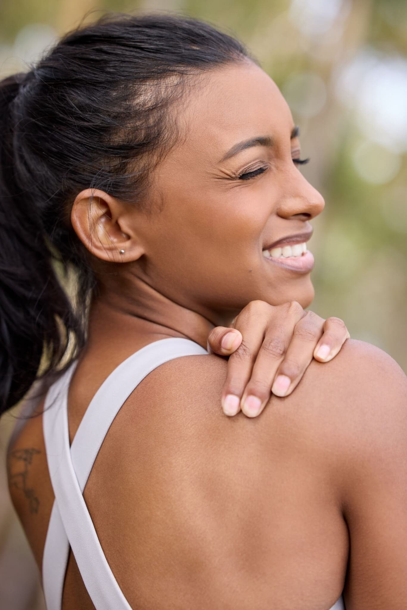 Após a realização de atividades físicas, é comum experimentar dores musculares que podem variar em intensidade e duração. Elas, frequentemente associadas ao esforço físico, são causadas por diversos fatores, como indica a seguir o Dr. Juliano Wada, especialista em osteopatia, e o reumatologista o Dr. Nilton Salles. Confira!  Reprodução: EdiCase