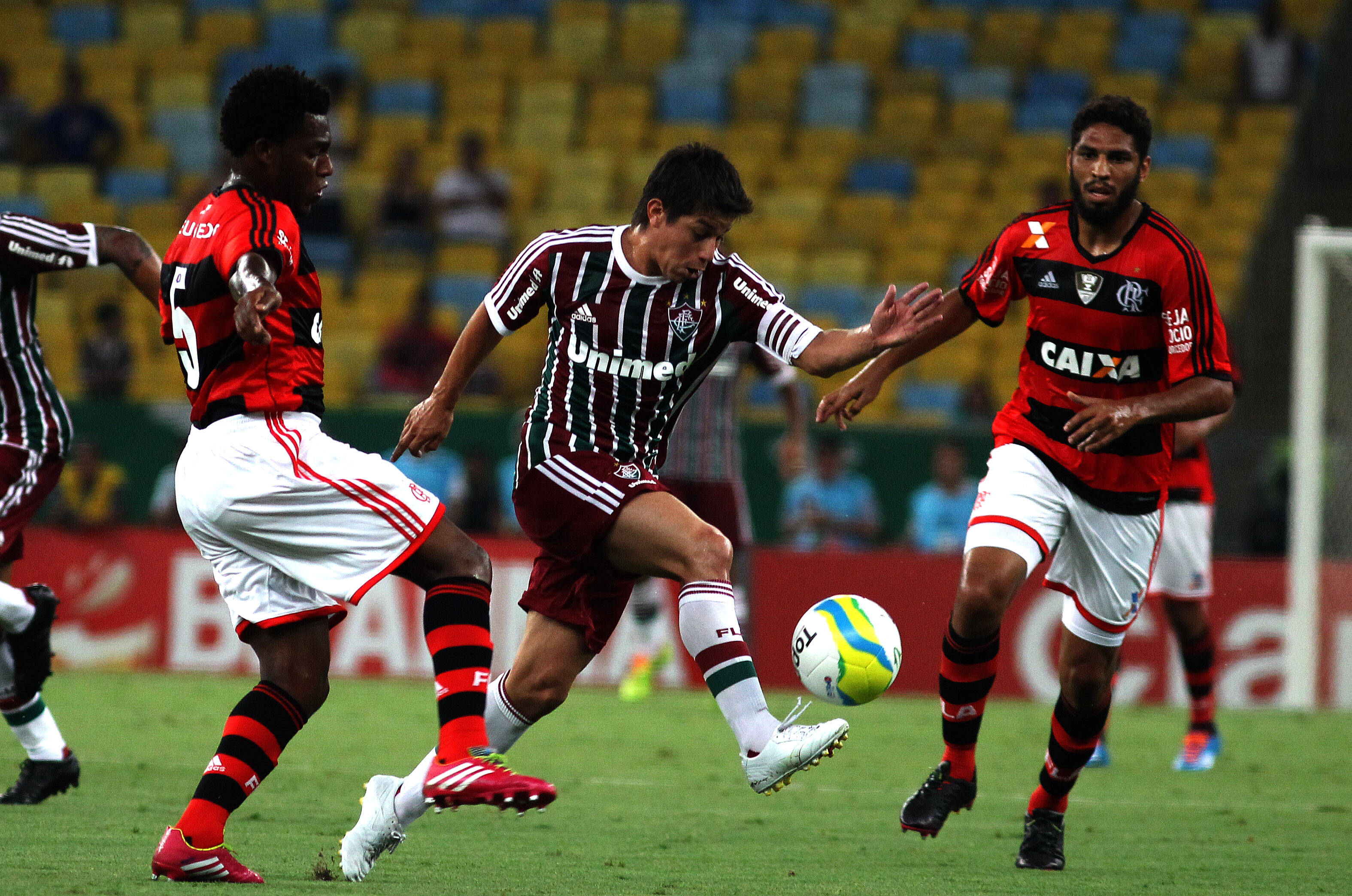 Conca tenta se livrar da marcação no duelo entre Flamengo e Fluminense pela Taça Guanabara. Foto: Flickr/Fluminense