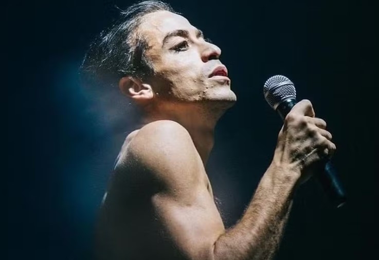 No filme, o ator Jesuíta Barbosa interpreta Ney Matogrosso. O cantor presenciou várias gravações no set de filmagens. “Eu comecei a ver isso, e eles eram tão convincentes que eu tive uma coisa, perdi o controle. Não que eu comecei a chorar, as lágrimas pulavam do meu olho. Eu não tinha controle sobre aquilo”, declarou o artista em uma entrevista.
 Reprodução: Flipar