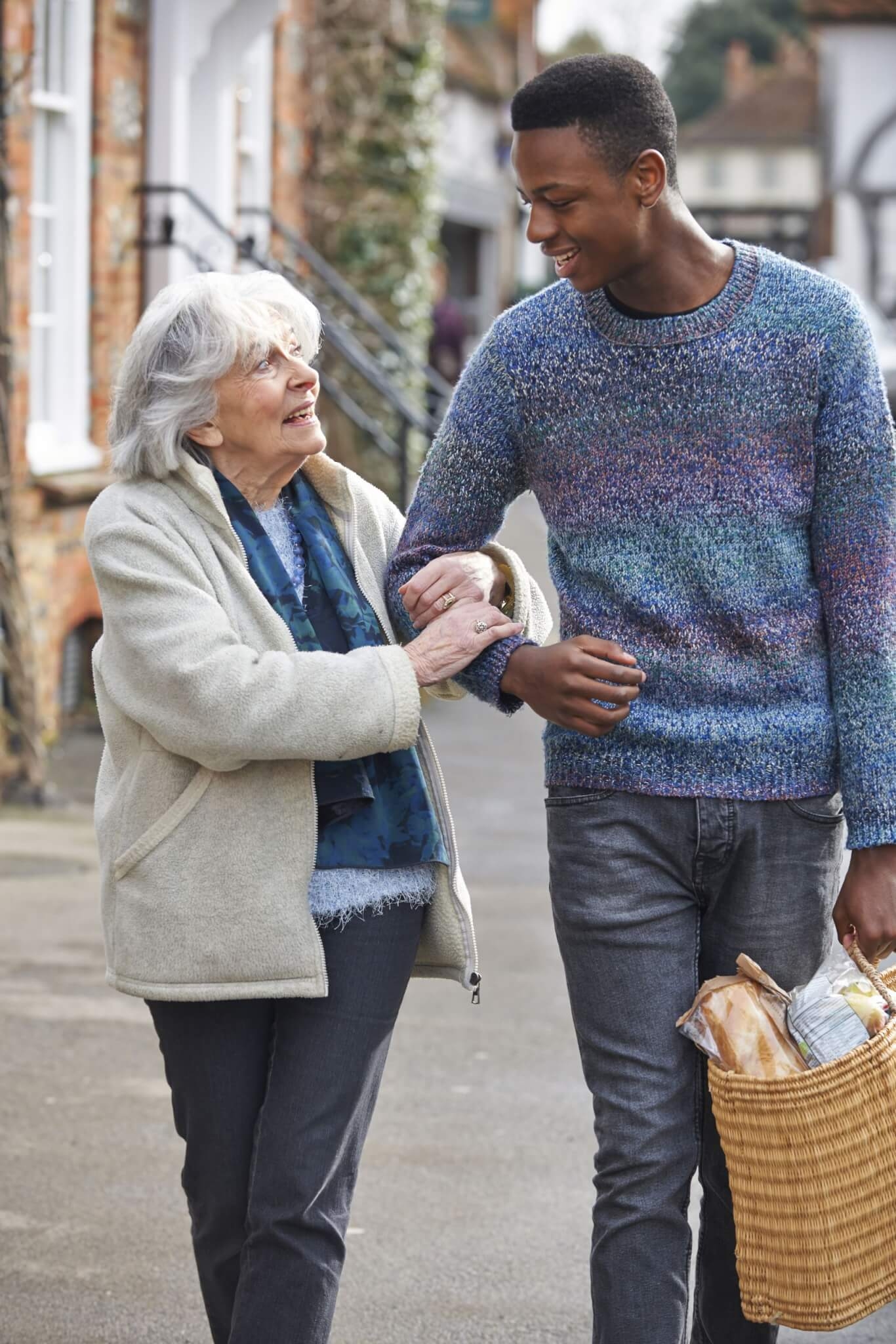 8.  São compassivos e ajudam o próximo A compaixão inerente dos piscianos os leva a ajudar os outros de maneira altruísta, frequentemente se envolvendo em atividades de voluntariado ou apoio social. Reprodução: EdiCase