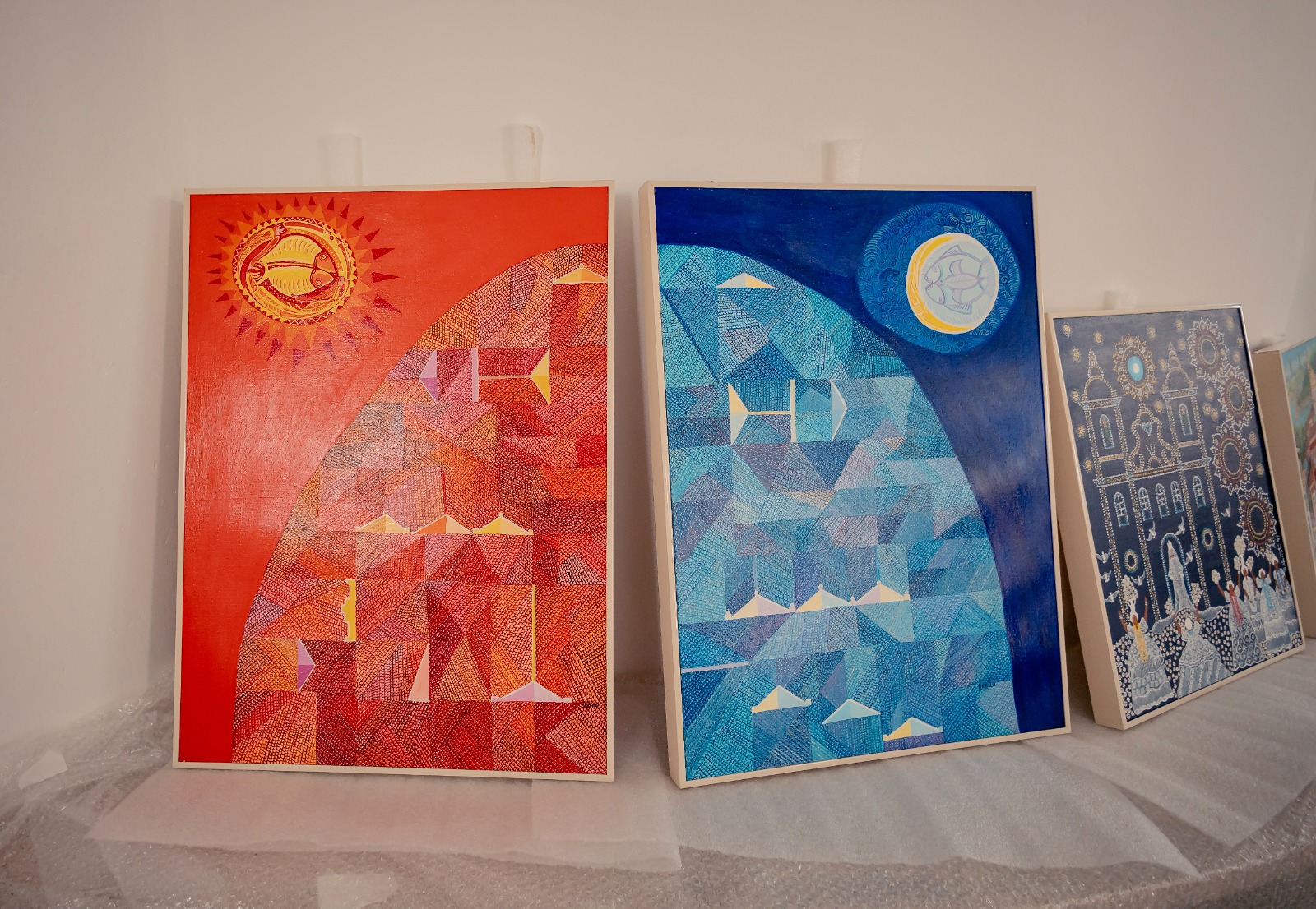 Quadro laranja, Dia e quadro azul, Noite / Artista: Babalu / Quadro menor , Igreja do Bonfim / artista: Raimundo Nonato. Foto: Divulgação - MUNCAB - Salvador (BA)