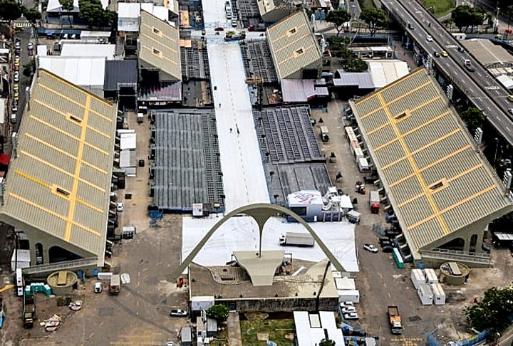 Sambódromo do Rio - Palco dos desfiles das escolas de samba desde 1984, a Passarela Professor Darcy Ribeiro (seu nome oficial), na Avenida Marquês de Sapucaí, no Centro, tornou-se símbolo do carnaval carioca. Tem 700m de extensão e capacidade para 72.500 pessoas.  Reprodução: Flipar