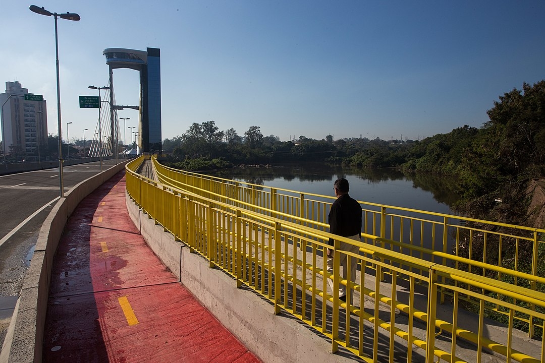 O município tem aproximadamente 120 mil habitantes e fica a 105 km da capital paulista. Na foto, um mirante de onde se tem visão panorâmica da cidade. Reprodução: Flipar