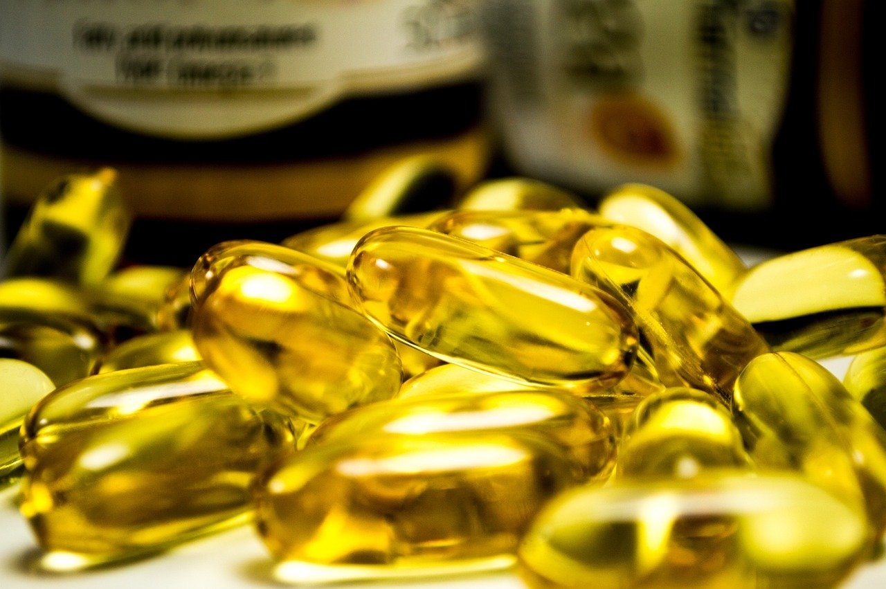 A suplementação de ômega 3 normalmente é feita com a ingestão de cápsulas contendo óleo de peixe, óleo de krill, óleo de fígado de bacalhau ou produtos vegetarianos com óleo de algas. Reprodução: Flipar