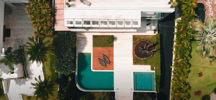 Camila Loures compra nova mansão, com três andares, academia e piscina Reprodução/Youtube - 07.02.2024