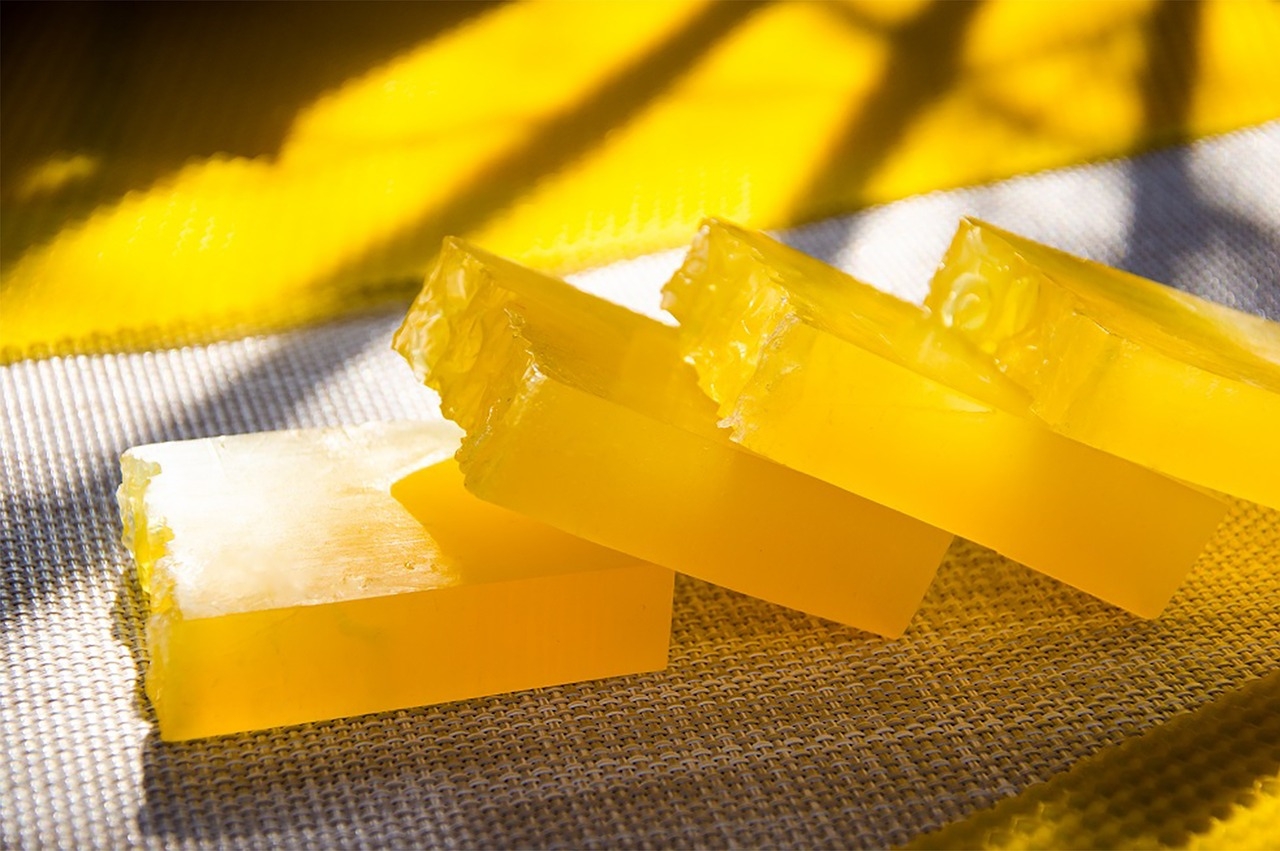 Sabonete Glicerinado - Transparente e feito à base de glicerina, proporciona limpeza suave e hidratação. Recomendado para peles delicadas ou propensas a alergias, como a de bebês Reprodução: Flipar