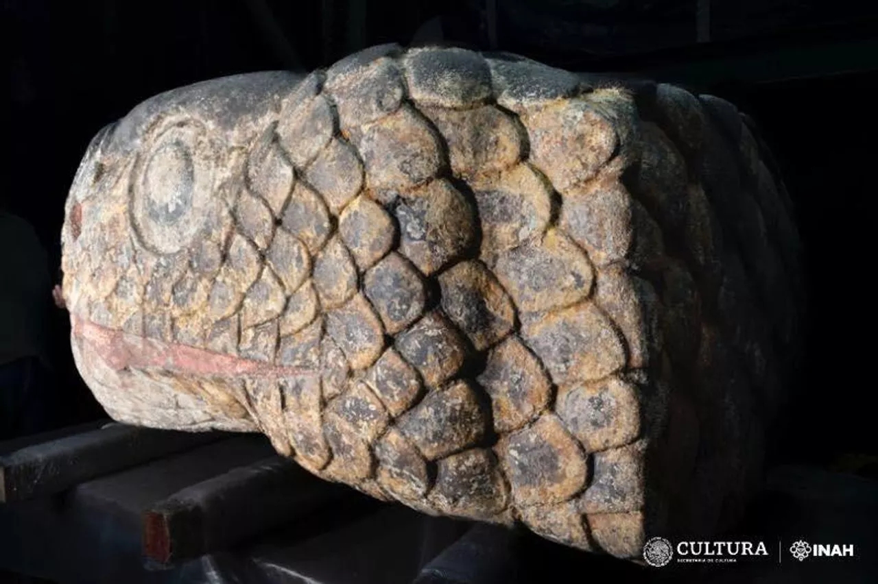 Essa serpente de pedra de 500 anos atrás surgiu no solo da faculdade depois de um terremoto em 2022. O tremor de magnitude 7,7 atingiu os estados mexicanos de Michoacán e Colima em 19 de setembr.  Esse cenário trouxe estrondos que foram sentidos a 400 km do epicentro na capital do México e trouxeram danos a vários prédios.  Reprodução: Flipar