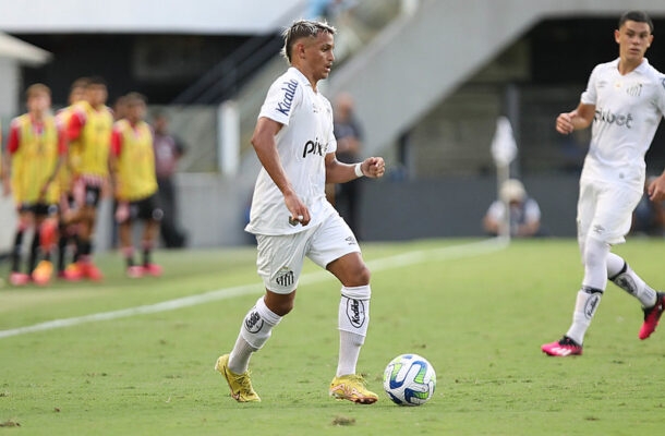 PATATI  - Substituiu Dodi para aumentar o volume ofensivo do Santos, mas teve participação discreta. NOTA 6,0 - Foto: Raul Baretta/ Santos FC.