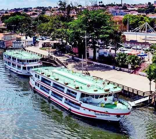 Em confortáveis embarcações turísticas, os visitantes percorrem trechos do rio Tietê que contam com rica diversidade de peixes. 
 Reprodução: Flipar