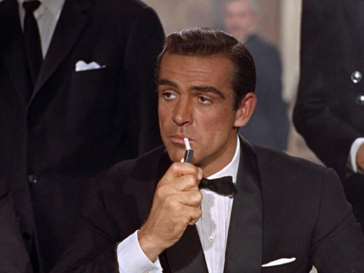 Sean Connery: Em 2000, Elizabeth II concedeu a honraria ao lendário ator Sean Connery, que ficou eternizado por viver James Bond nos cinemas. 