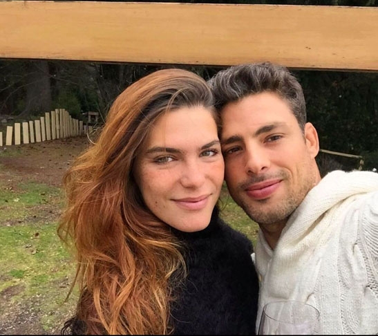 Ele também namorou a atriz Alinne Moraes. Eles ficaram juntos de 2005 a 2007. Cauã, como destacado, foi casado com a modelo Mariana Goldfarb. Eles começaram a namorar em 2016, romperam em janeiro de 2018, voltaram dois meses depois e se casaram em abril de 2019. Em abril, de 2023, eles romperam.  Reprodução: Flipar