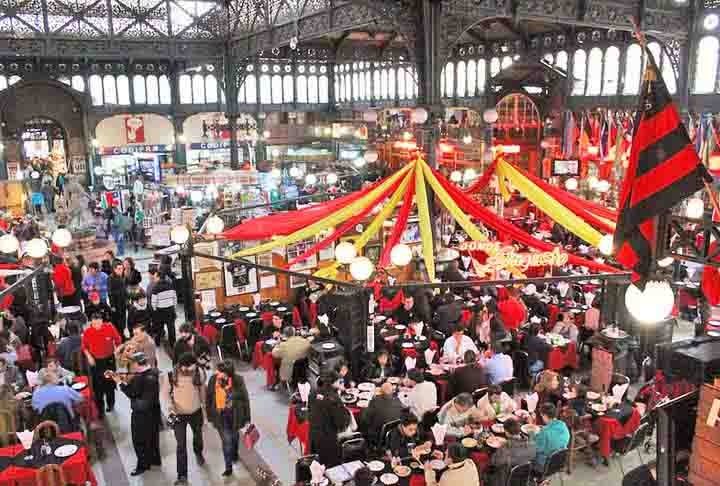 Encerramos nossa passagem por Santiago passando pelo Mercado Central. Eleito o 5º melhor do mundo pela revista National Geographic, em 2012, o mercado é o local para comprar lembrancinhas, almoçar e aproveitar a oferta de pescados.  Reprodução: Flipar