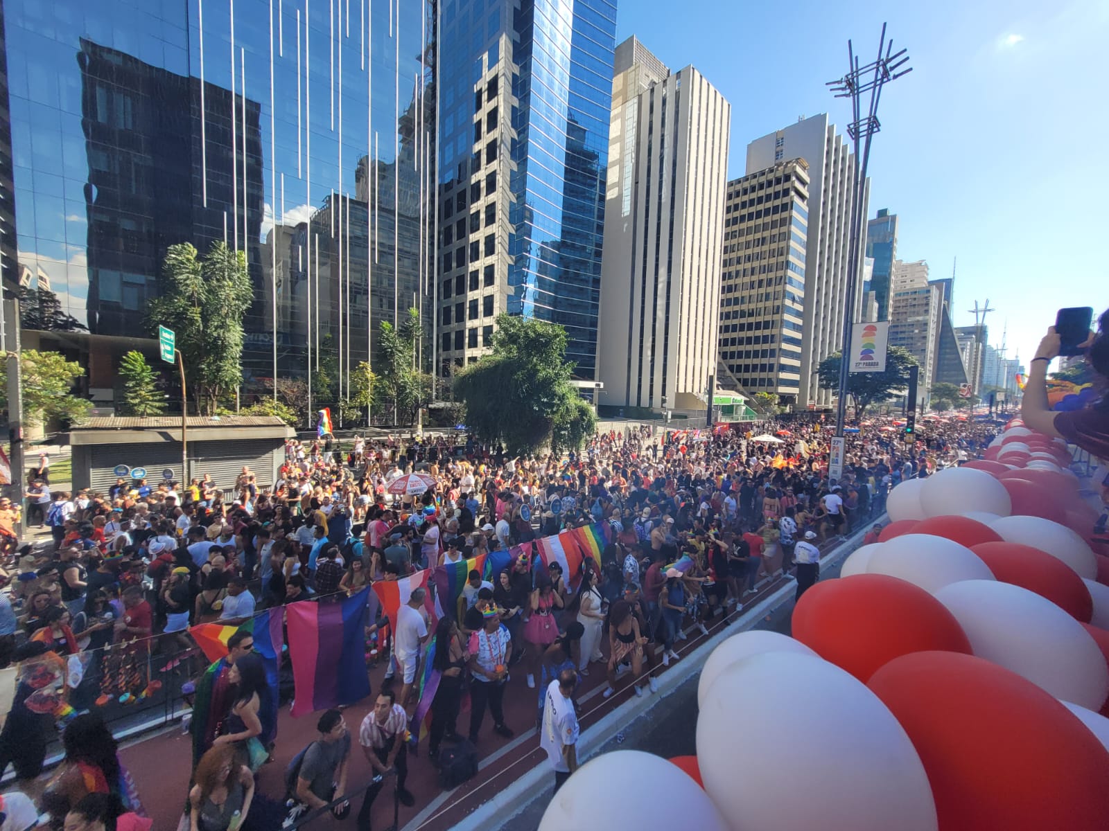Milhares de pessoas se concentram no ponto inicial da Parada do Orgulho LGBT+ em São Paulo