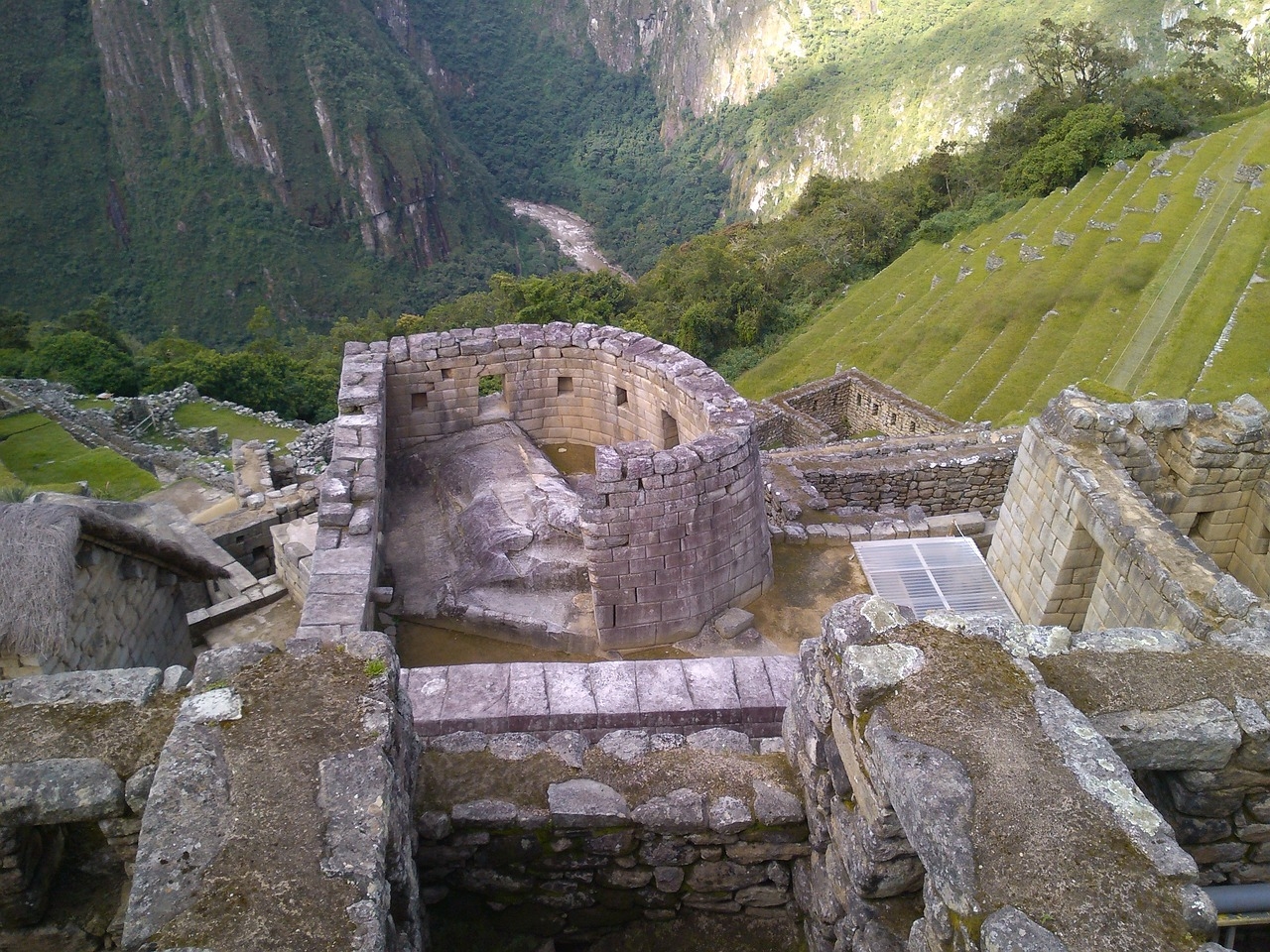 O Templo do Sol tem duas janelas, uma voltada para o norte e outra para o sul. Estudos realizados no século XX mostram que elas eram usadas para que os solstícios e equinócios fossem observados com precisão com base nas sombras que faziam nos dias 21 de junho e 21 de dezembro. Já foi uma área exclusiva, que só podia ser visitada pela família Sapa Inca. Reprodução: Flipar