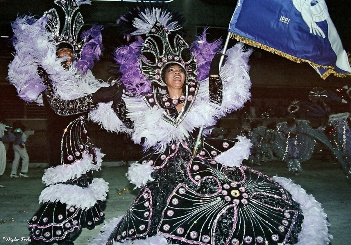 Sua volta foi marcada por um desfile triunfal, acompanhado por uma chuva de espumante e a presença de muitos jornalistas. Ao sair da avenida, ela foi ovacionada pelo então senador Fernando Henrique Cardoso. Reprodução: Flipar