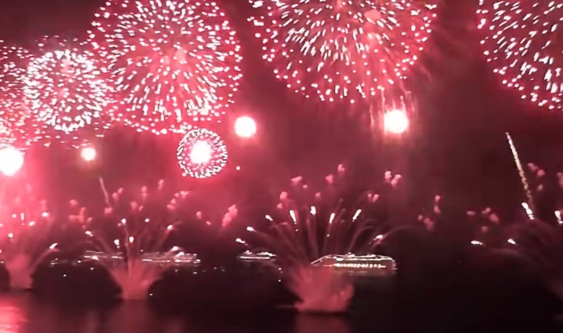 Após a festa de 1992, quando o público aumentou na praia de Copacabana, o então prefeito Cesar Maia decidiu organizar alguns shows após a meia-noite para reter o público na praia e evitar o deslocamento. Reprodução: Flipar