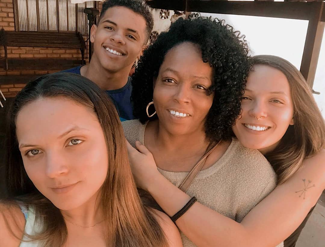 Andréa com os filhos, as gêmeas Izabelle e Juliana, e o caçula, Matteus Reprodução/Instagram