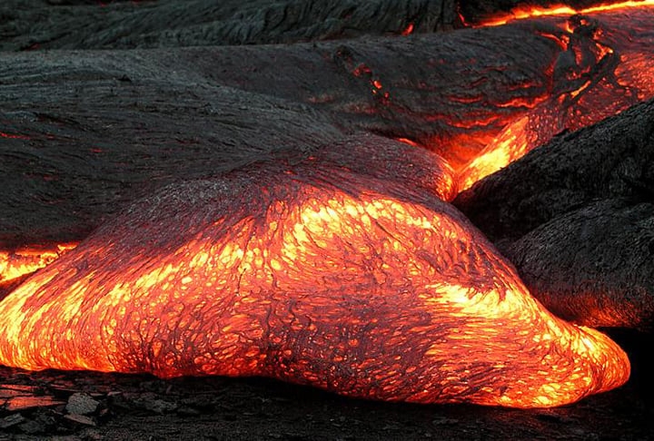 O magma é a substância fluida com temperatura entre 700ºC e 1.300ºC , da lava de vulcões, que se solidifica dando origem às rochas, contendo uma rica mistura de minerais.  Reprodução: Flipar