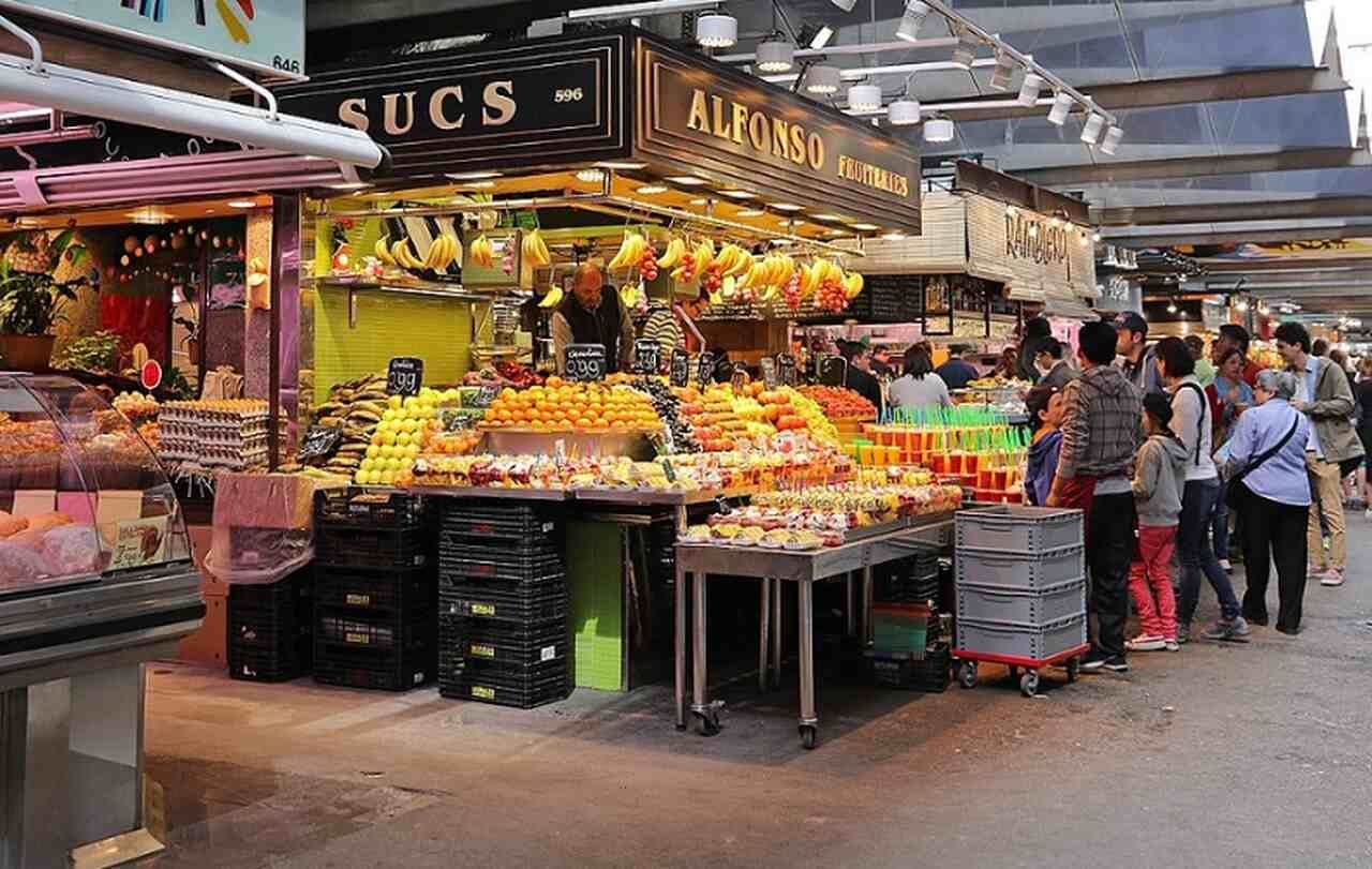 Mercado de La Boqueria - O Mercado de La Boqueria, localizado em La Rambla, é um dos mercados mais antigos de Barcelona, datando de 1217. É famoso por sua vibrante variedade de produtos frescos e pela experiência gastronômica autêntica que oferece aos visitantes. Reprodução: Flipar