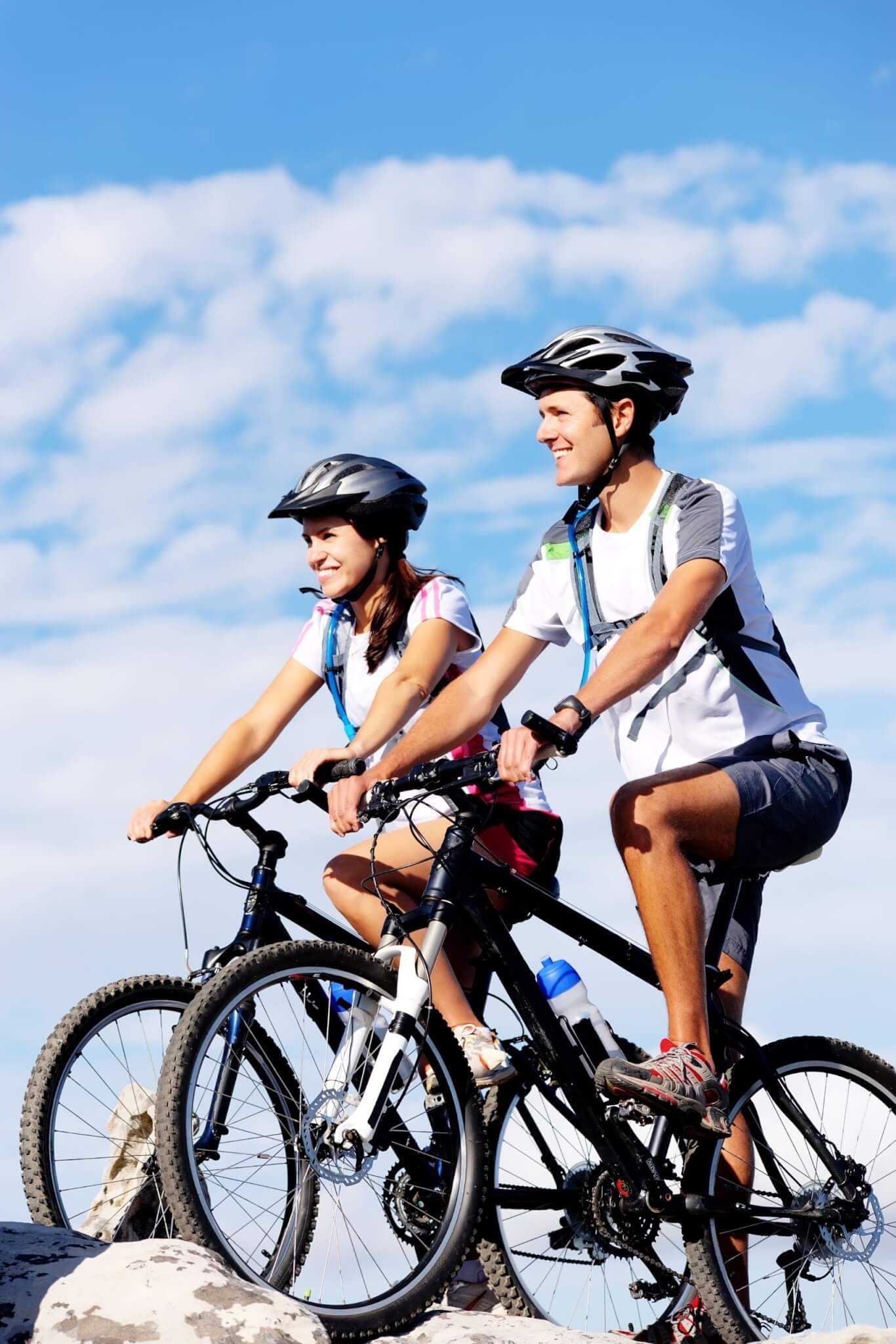 Andar de bicicleta não é apenas uma atividade prazerosa, mas também oferece uma variedade de benefícios para a saúde física e mental, além de ser uma escolha sustentável. A seguir, confira motivos para incluir a prática no seu dia a dia! Reprodução: EdiCase