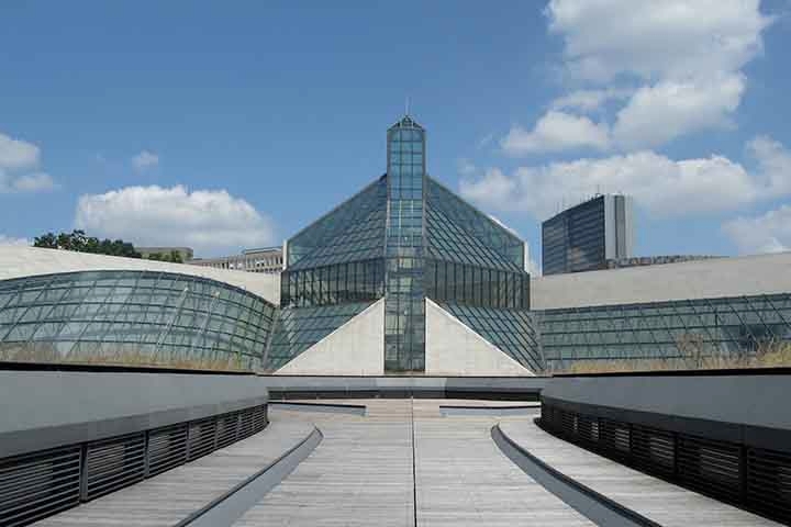 Museu de Arte Moderna Grand Duke Jean (MUDAM): Projetado pelo renomado arquiteto chinês-americano Ieoh Ming Pei, o museu apresenta uma coleção diversificada de obras de arte contemporâneas, incluindo pintura, escultura, instalações, vídeo e fotografia, de artistas de todo o mundo.  Reprodução: Flipar