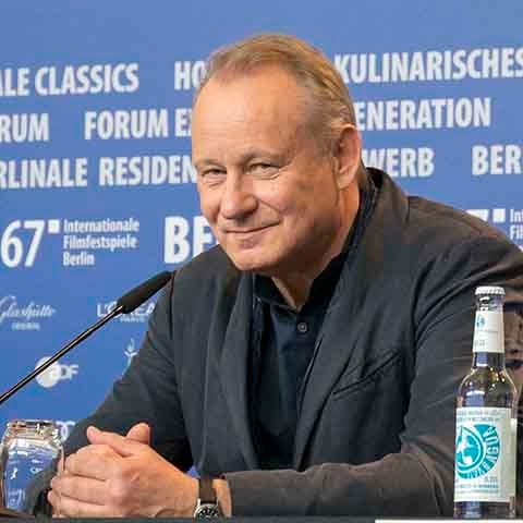 O ator sueco Stellan Skarsgård, de 74 anos, revelou que abdicou de parte do seu salário para que a equipe envolvida nas gravações do filme “Sentimental Value” pudesse se alimentar melhor.
 Reprodução: Flipar