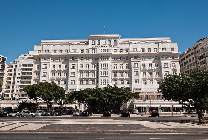 O Belmond Copacabana Palace, mais conhecido como Copacabana Palace, é um hotel de luxo cinco estrelas situado à beira-mar da Praia de Copacabana, inaugurado em 1923. Reprodução: Flipar