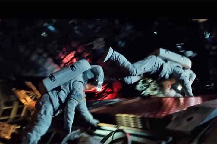 A história acompanha um grupo de astronautas que passa por uma tempestade de raios cósmicos durante seu voo experimental. Ao retornar à Terra, os tripulantes descobrem que possuem novas e bizarras habilidades.  Reprodução: Flipar