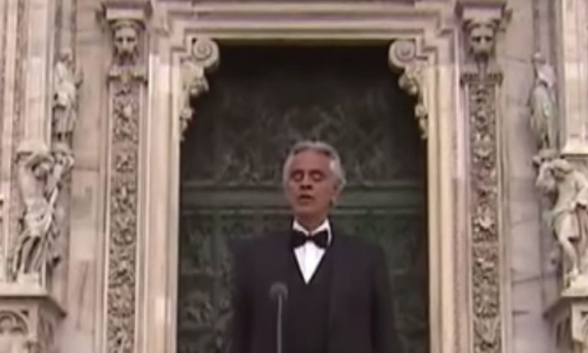 Em 12 de abril de 2020, Andrea Bocelli comoveu o mundo em uma apresentação em frente à Catedral de Milão. Com a pandemia de Covid-19 assombrando a humanidade, o cantor protagonizou o “Music for Hope”, que foi transmitido via streaming e chegou a ter 2,8 milhões de espectadores simultâneos. 
 Reprodução: Flipar