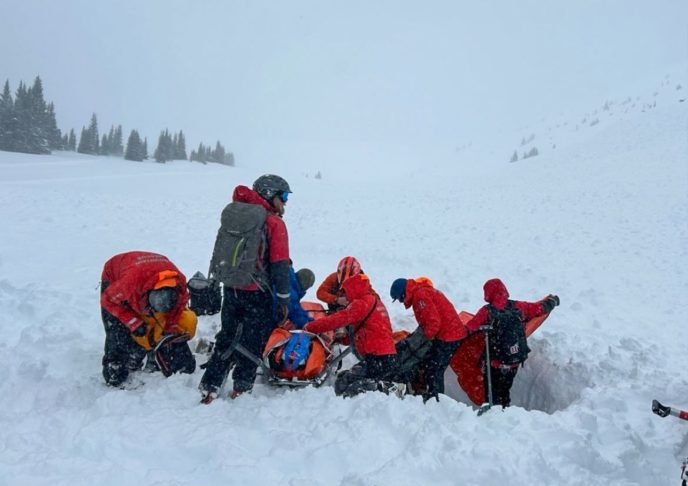 O piloto de motoesqui ficou soterrado por mais de uma hora sob uma avalanche de neve e, contrariando todas as probabilidades, foi resgatado com vida.  Reprodução: Flipar